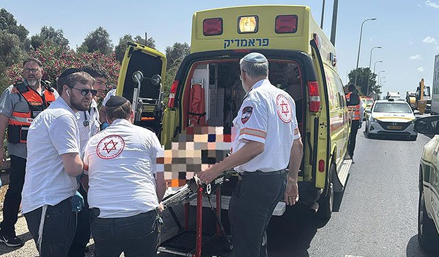 На 40-й трассе автомобиль сбил шесть человек, ехавших на электровелосипедах