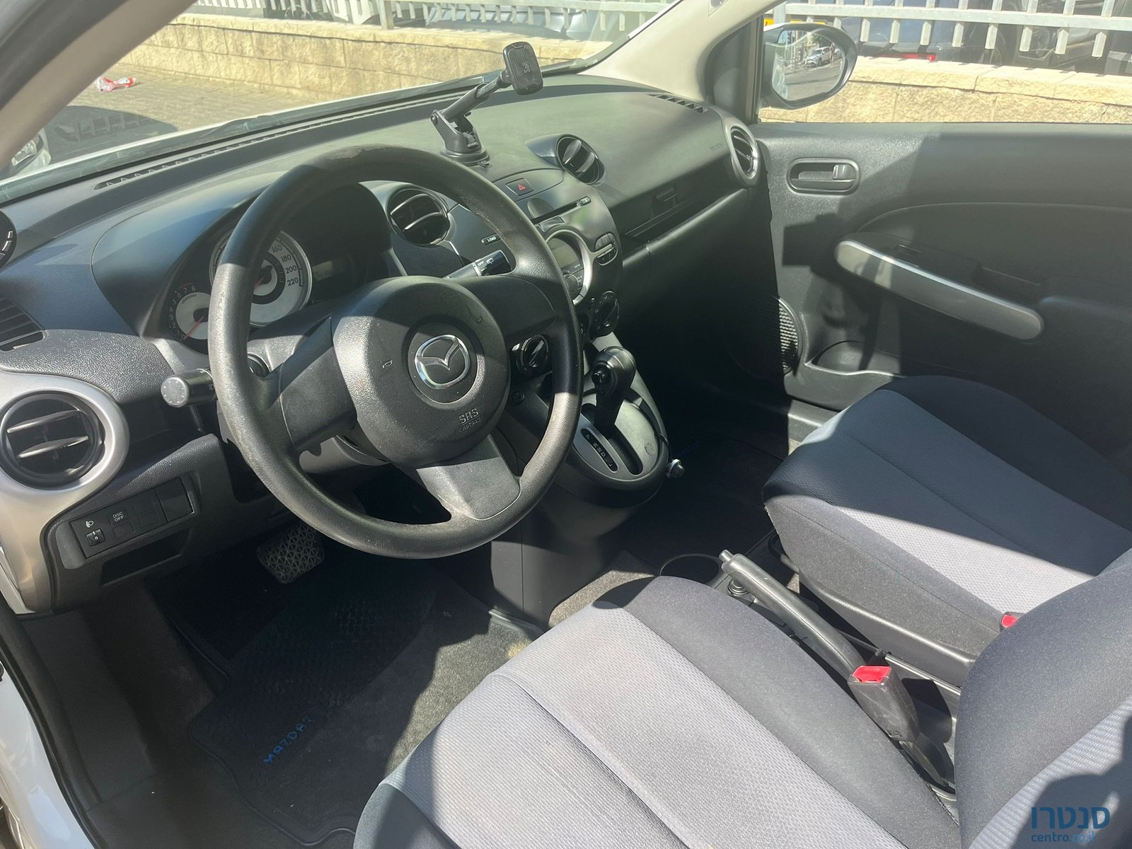 2012' Mazda 2 photo #3