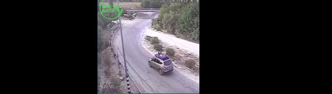 В соцсетях обсуждается видео с детьми, привязанными к крыше автомобиля