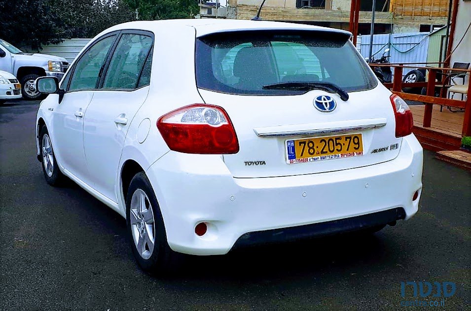 2012' Toyota Auris photo #3