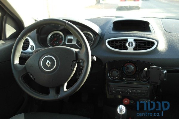 2011' Renault Clio photo #4