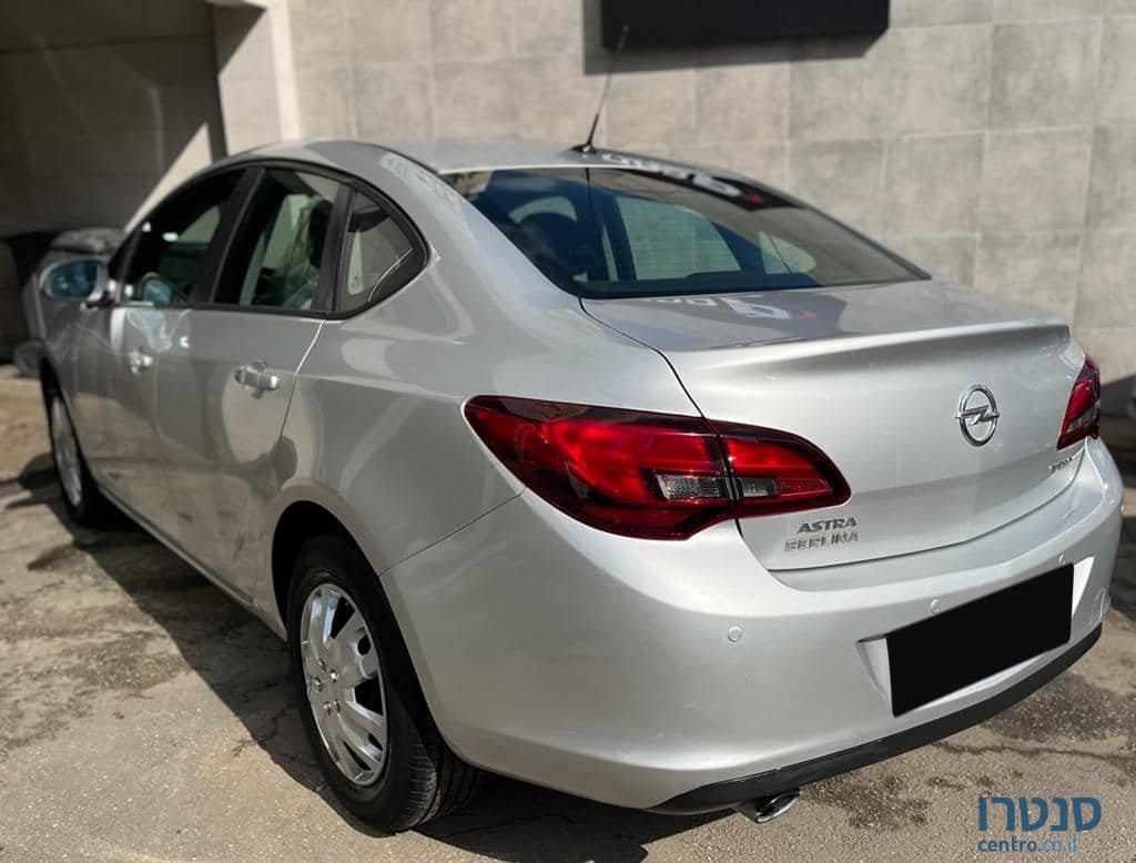 2014' Opel Astra Berlina photo #4