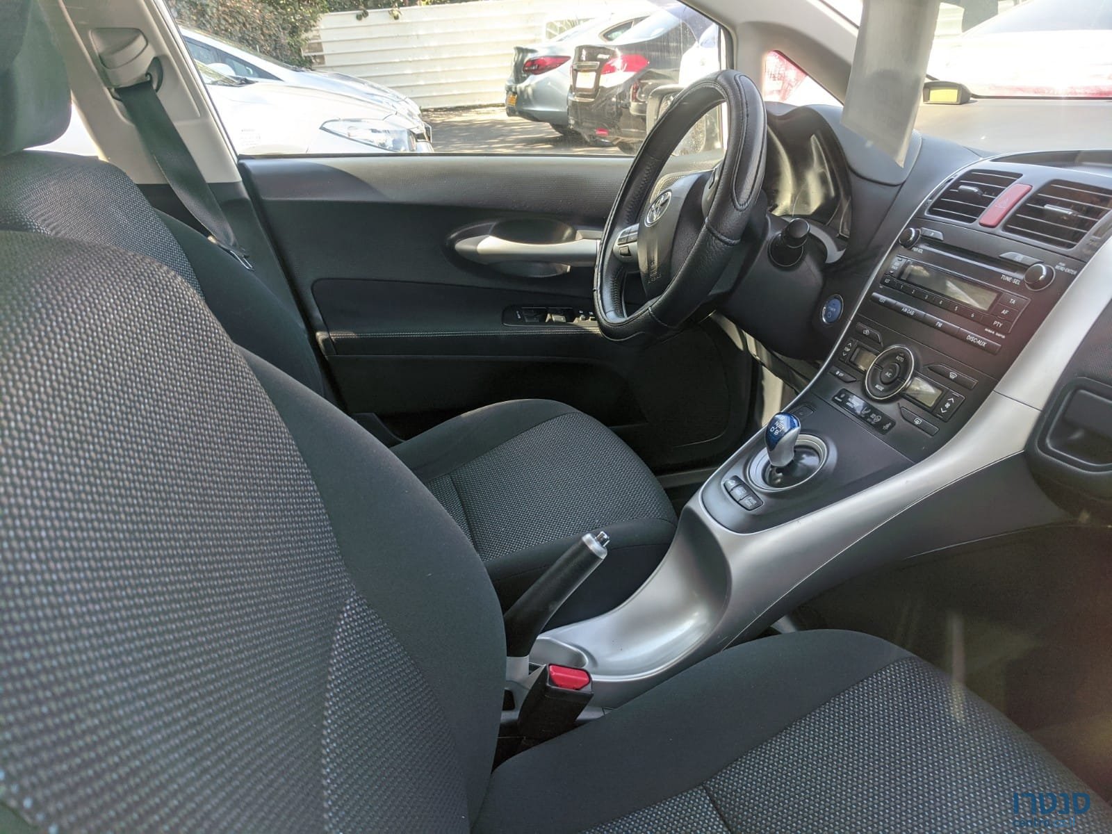 2011' Toyota Auris photo #5