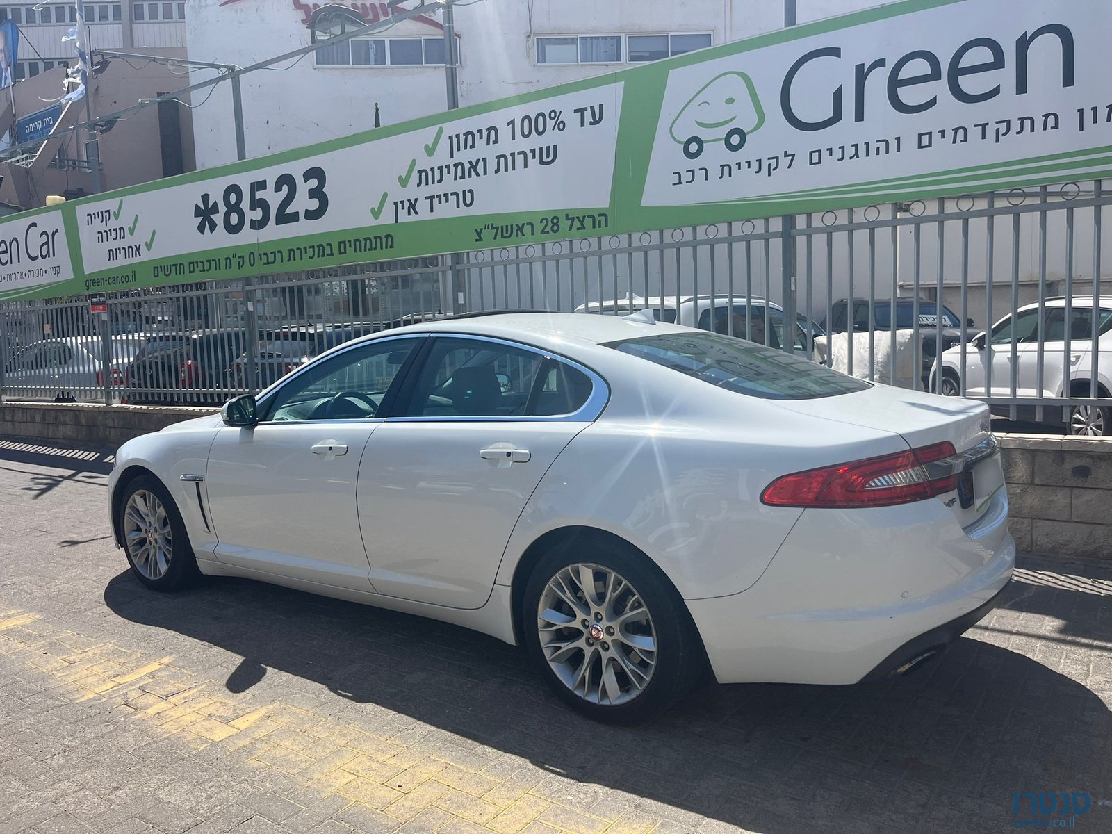 2015' Jaguar XF photo #6