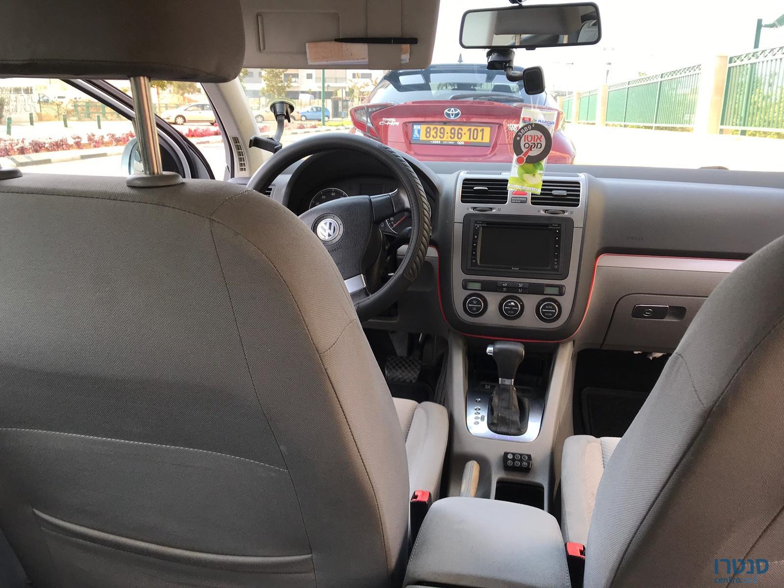 2006' Volkswagen Golf photo #3