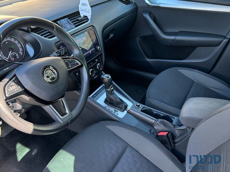 2020' Skoda Octavia 988 photo #7