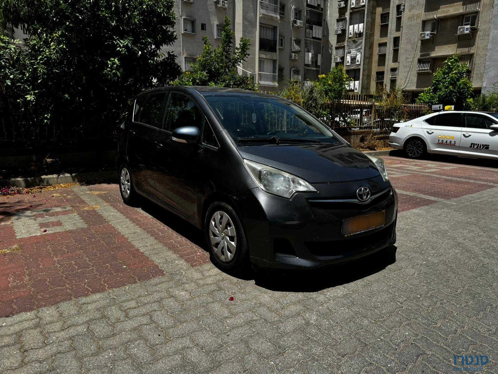 2012' Toyota Yaris Verso photo #4