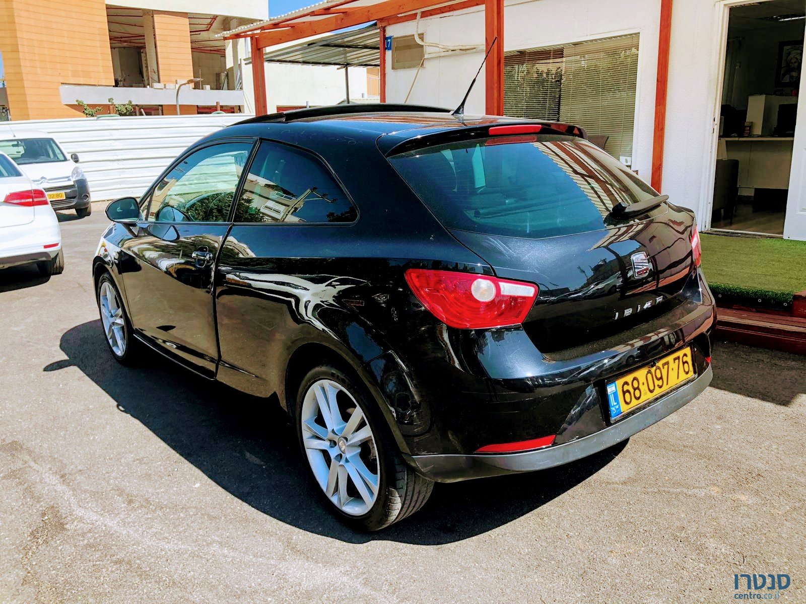 2013' SEAT Ibiza photo #2