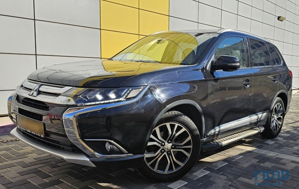 2016' Mitsubishi Outlander photo #3