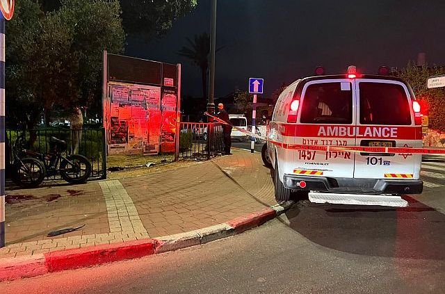 В Тель-Авиве автомобиль сбил мужчину, ехавшего на электрическом самокате
