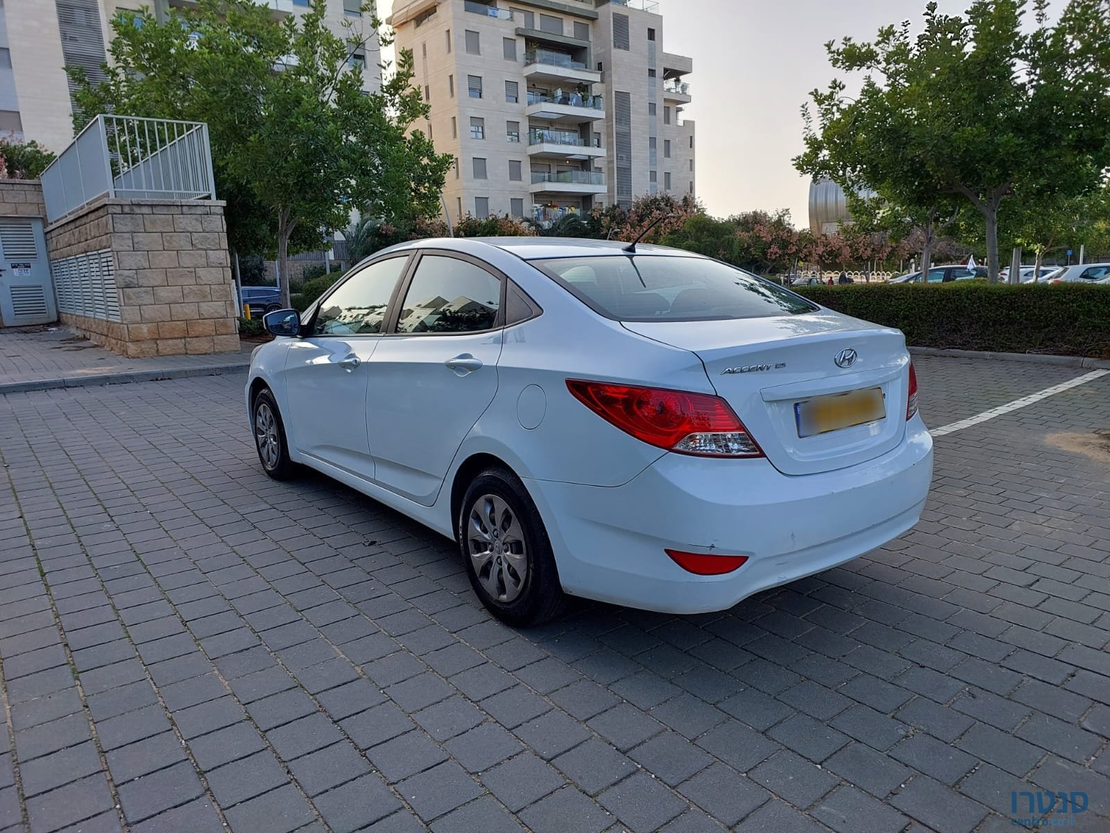 2016' Hyundai i25 photo #2