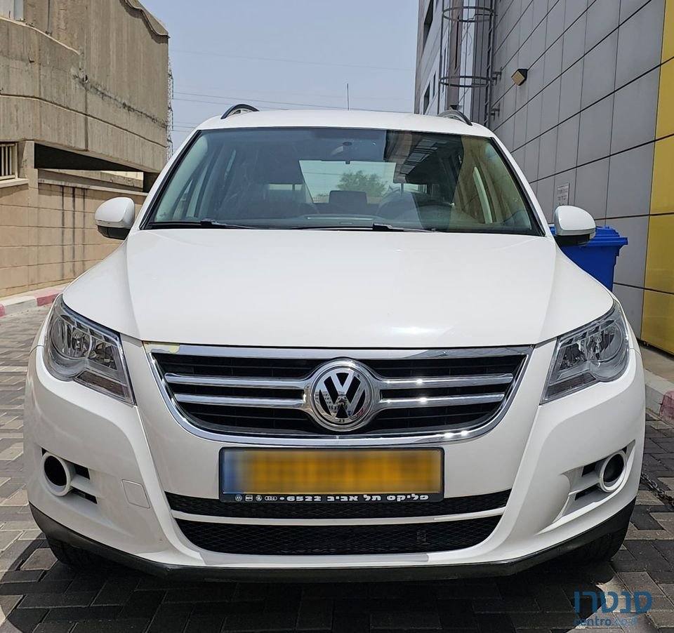 2011' Volkswagen Tiguan photo #1