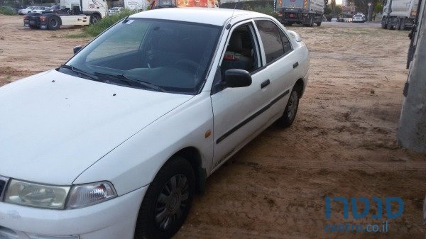 2001' Mitsubishi Lancer photo #2