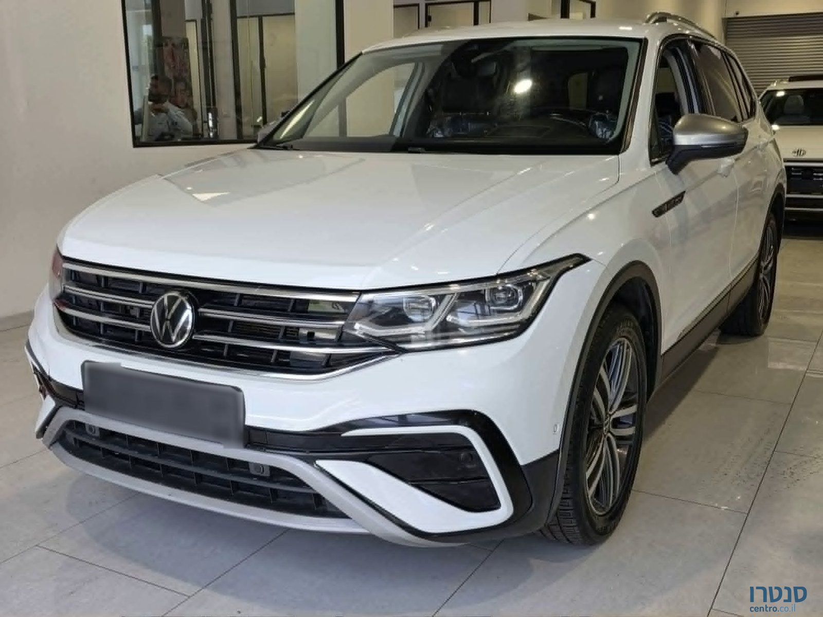 2023' Volkswagen Tiguan photo #1