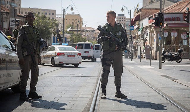 В Иерусалиме неизвестный бросил автомобиль на трамвайных путях