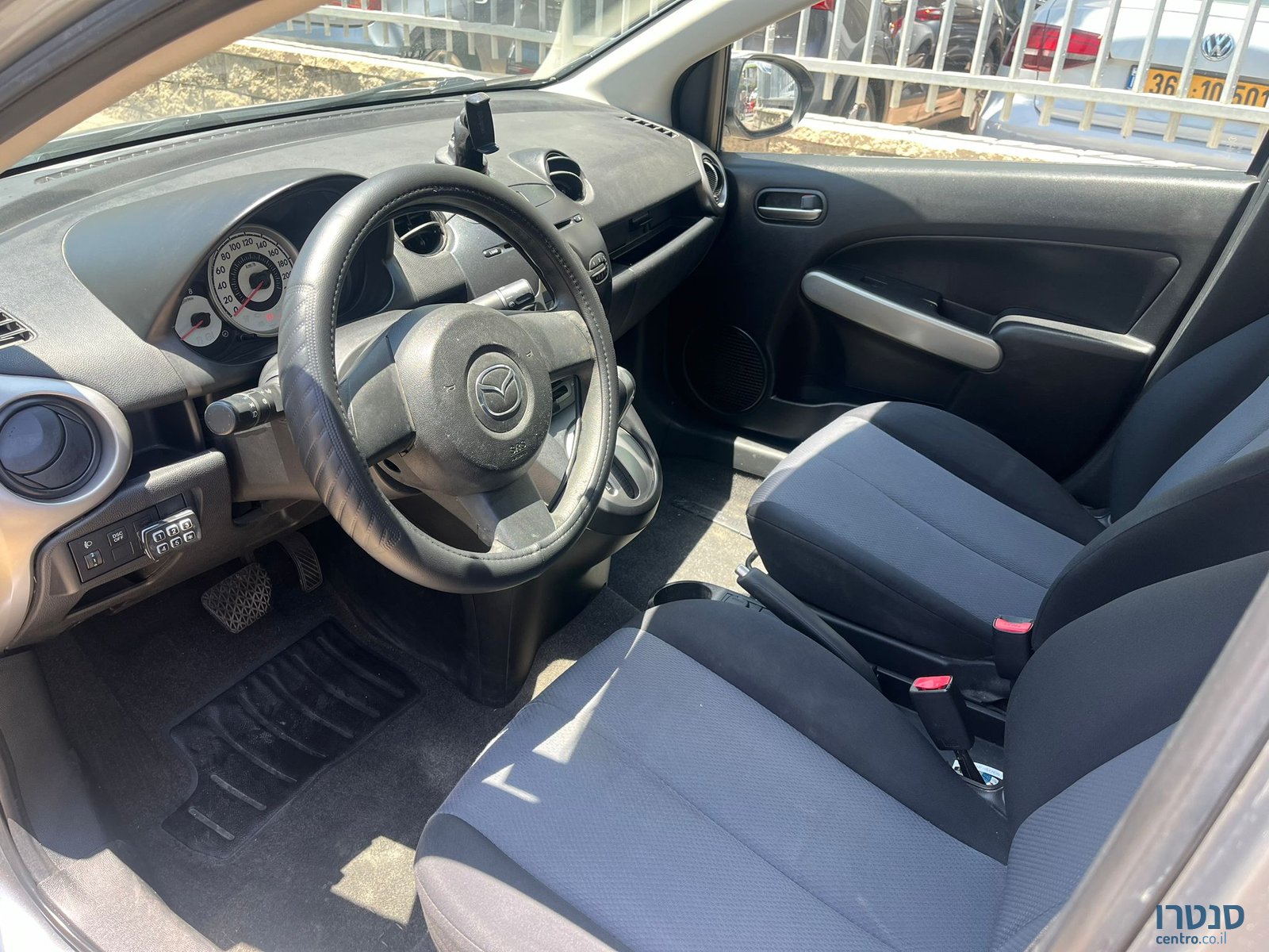 2010' Mazda 2 photo #3