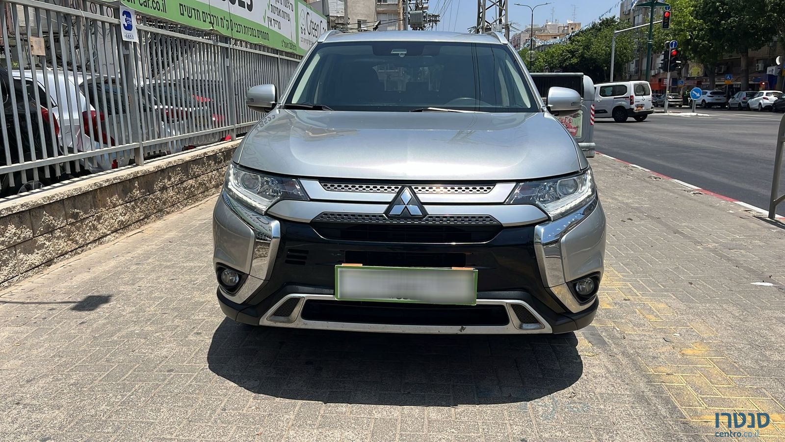 2020' Mitsubishi Outlander photo #4
