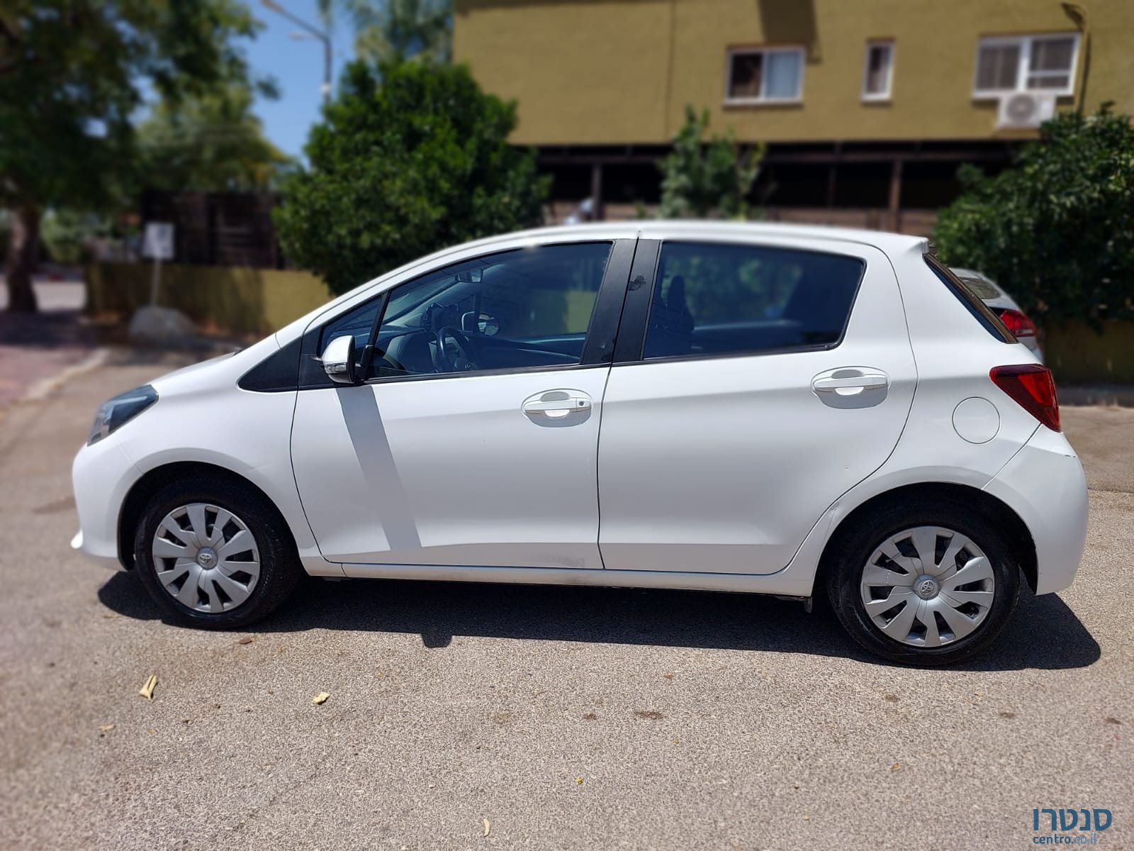 2017' Toyota Yaris photo #2