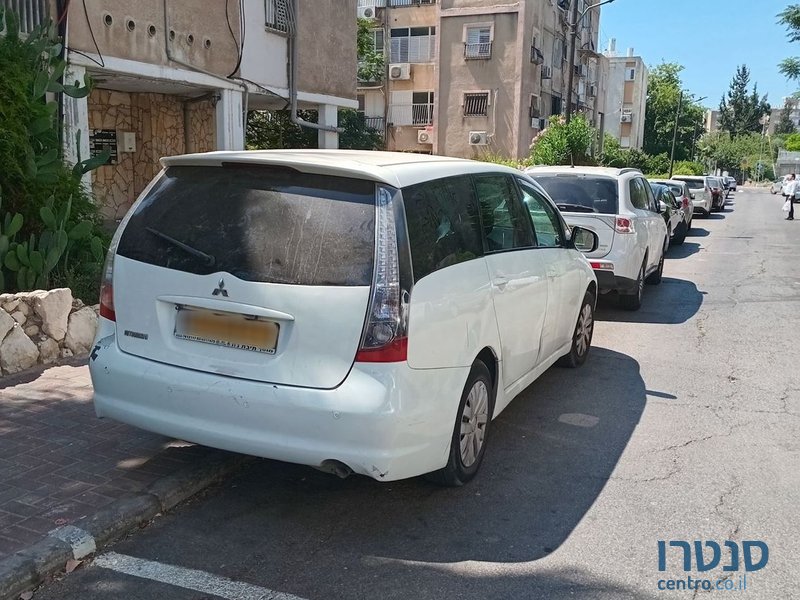 2011' Mitsubishi Grandis מיצובישי גרנדיס photo #2