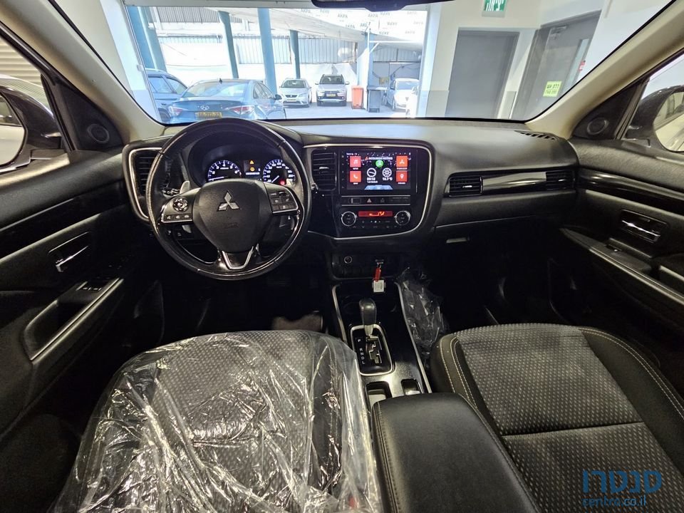 2019' Mitsubishi Outlander photo #5