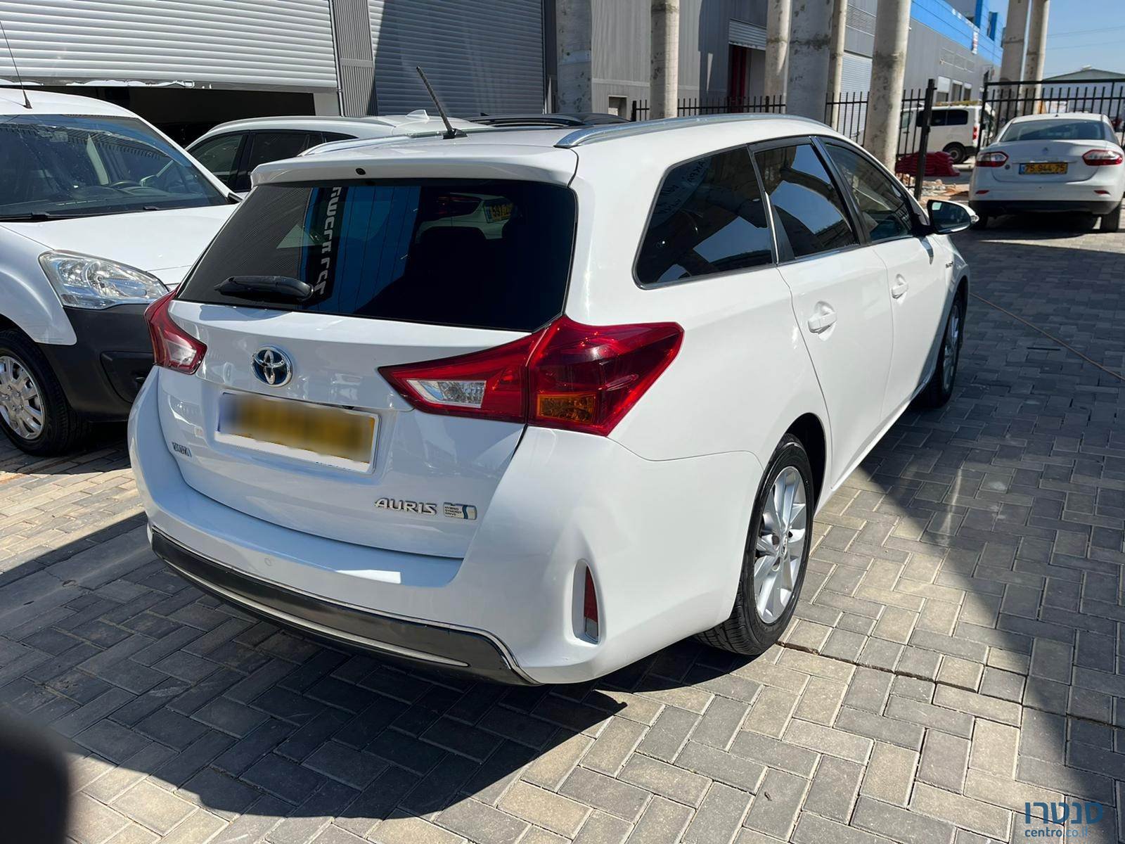 2015' Toyota Auris photo #2