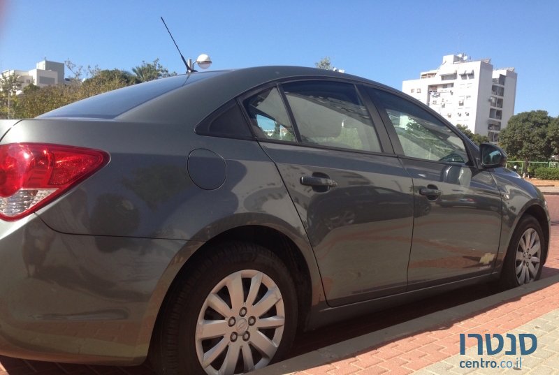 2010' Chevrolet Cruze photo #2