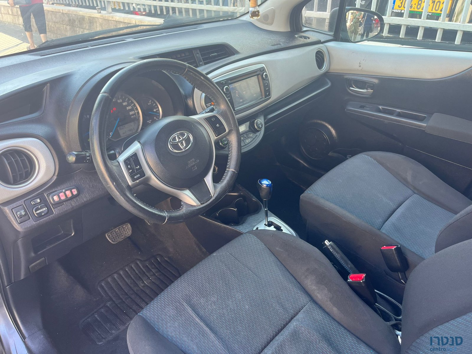 2015' Toyota Yaris photo #2