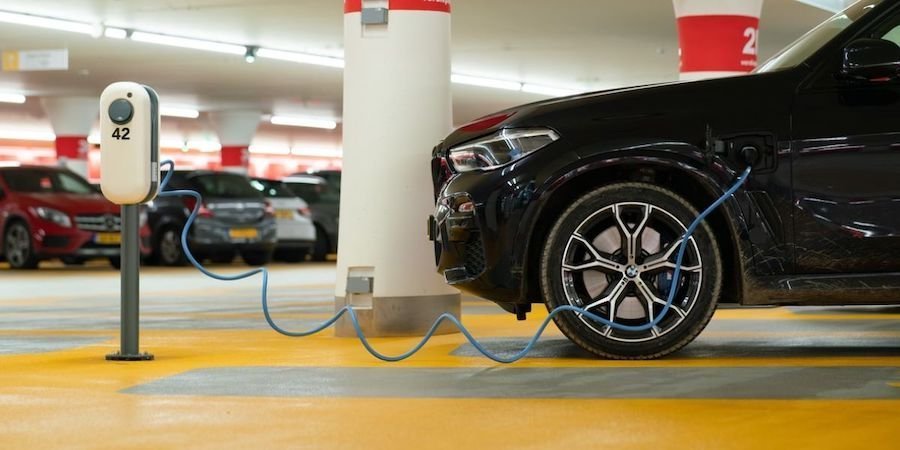 מעליית מחירי הביטוח ועד התייקרות הטעינה: הגזרות לבעלי הרכבים החשמליים ב-2024