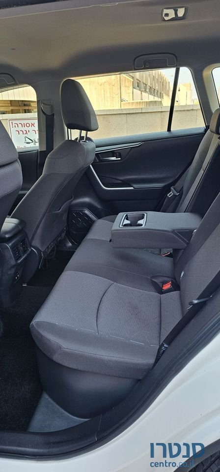 2019' Toyota RAV4 photo #5