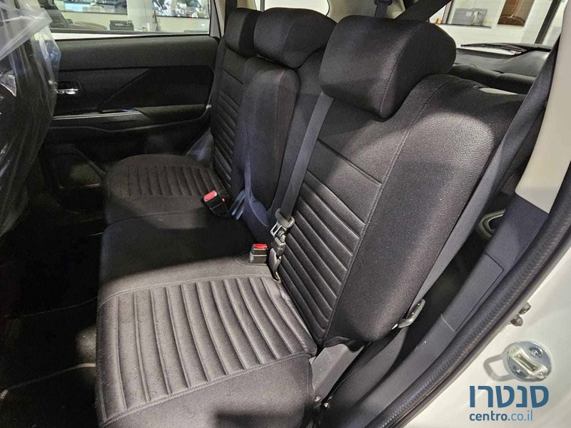 2018' Mitsubishi Outlander photo #6