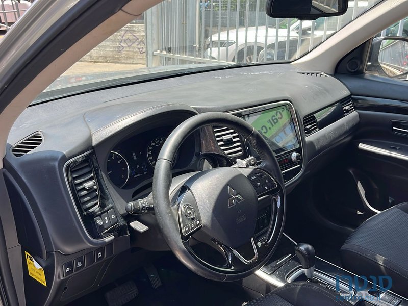 2020' Mitsubishi Outlander photo #2