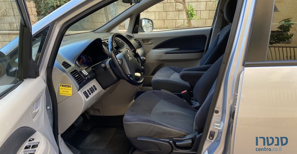 2010' Mitsubishi Grandis מיצובישי גרנדיס photo #6