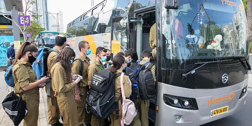 «Это автобус для изучающих Тору» — военнослужащую высадили в Араде