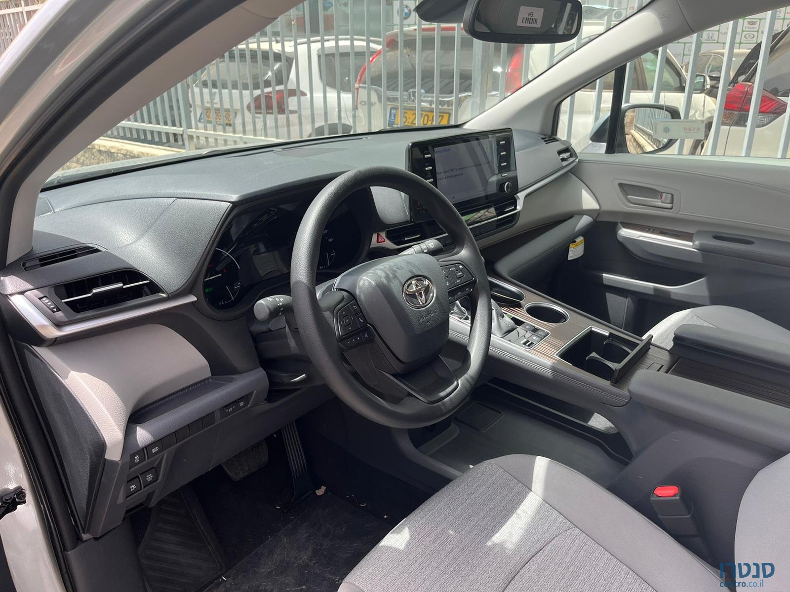 2024' Toyota Sienna photo #3