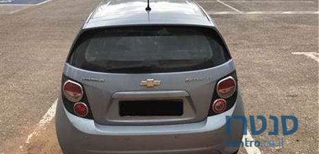 2011' Chevrolet Sonic האצ'בק photo #3