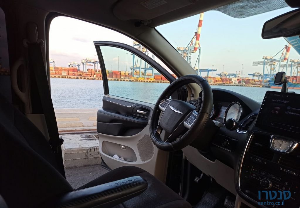 2011' Chrysler Grand Voyager קרייזלר גראנד וויאג'ר photo #3