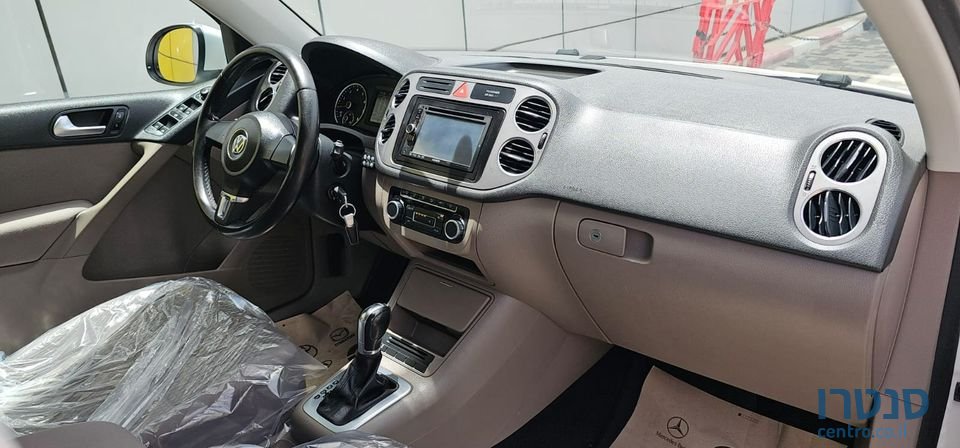 2011' Volkswagen Tiguan photo #5