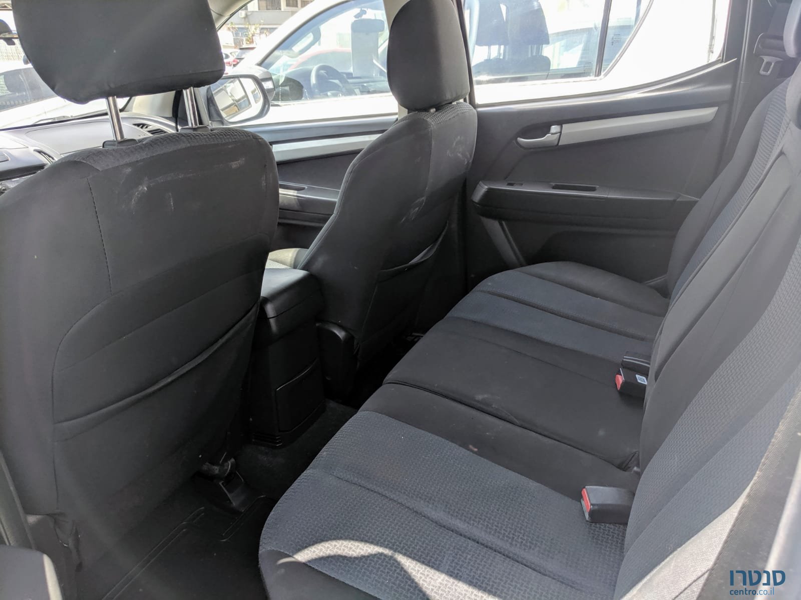 2015' Isuzu D-Max photo #6