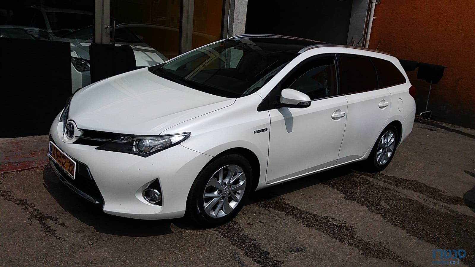 2015' Toyota Auris photo #1