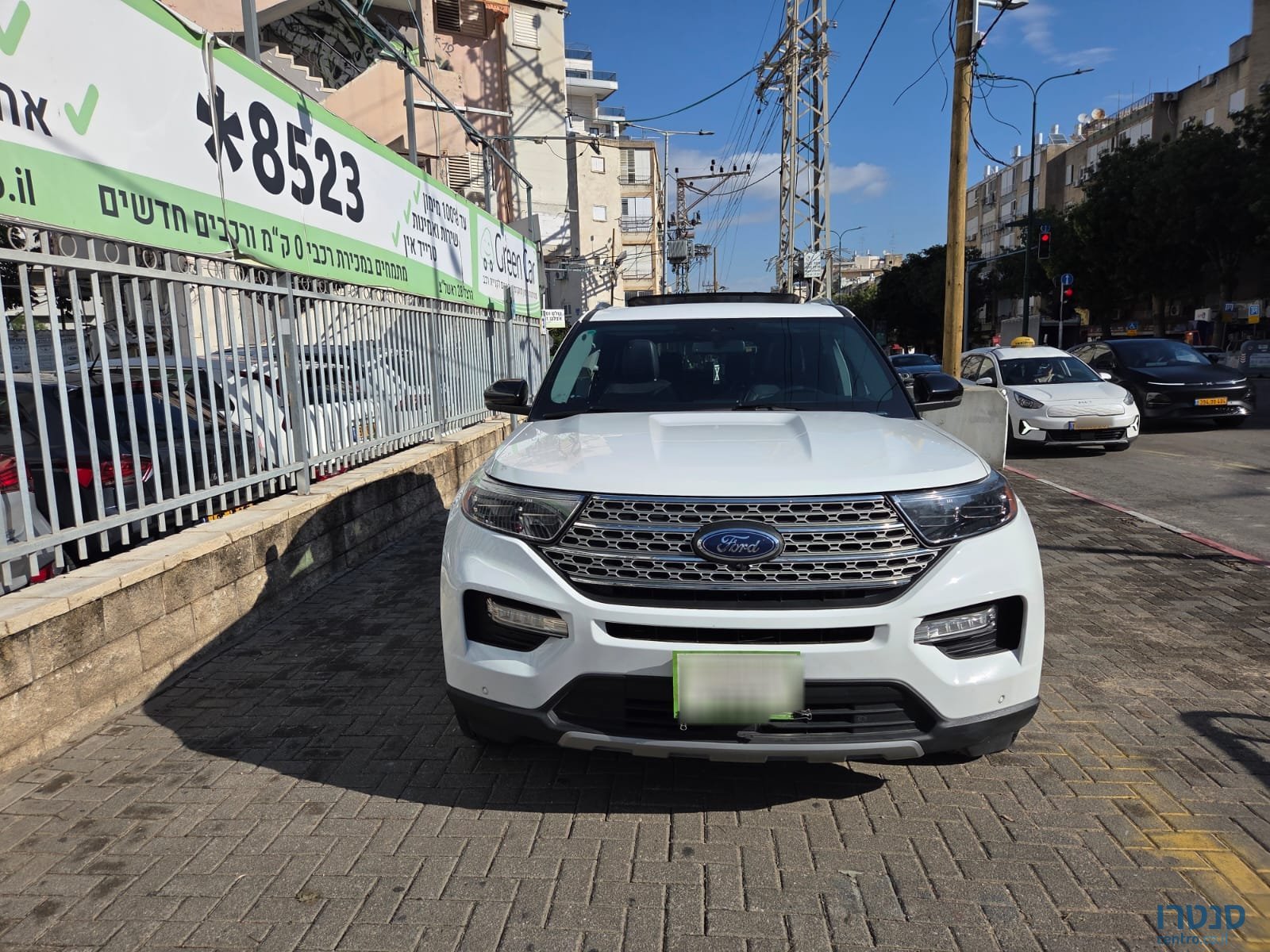 2023' Ford Explorer photo #3