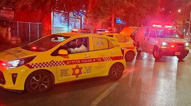 В Хадере автомобиль сбил мужчину, ехавшего на электросамокате