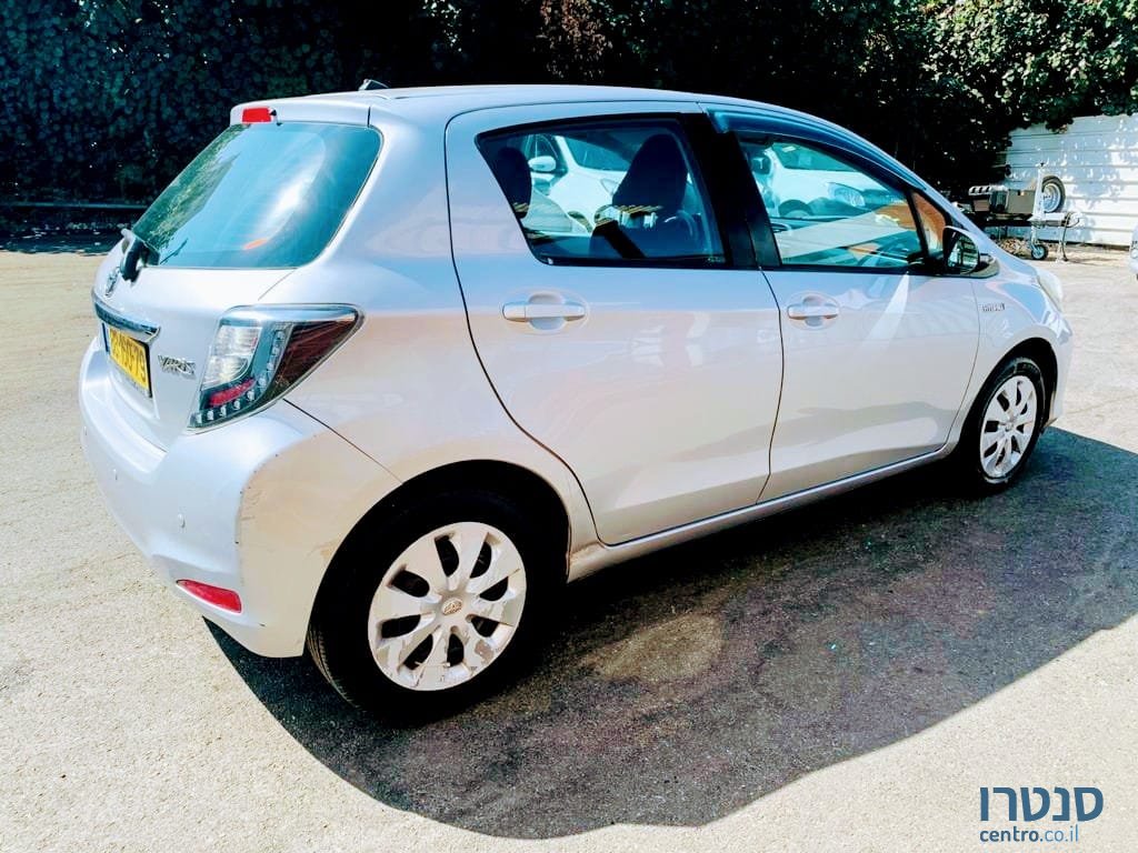 2013' Toyota Yaris Qashqai photo #2