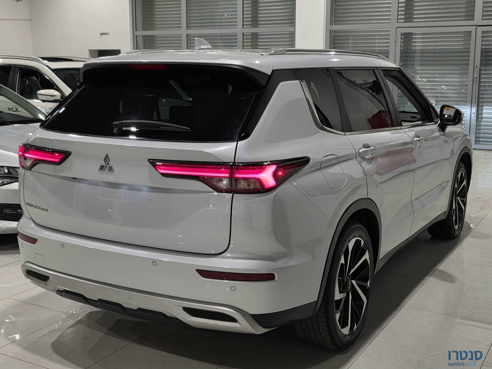2022' Mitsubishi Outlander photo #3