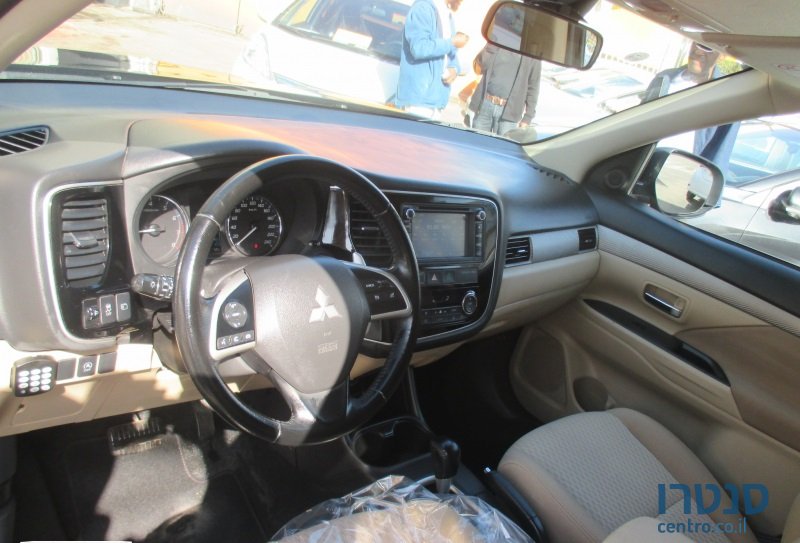 2014' Mitsubishi Outlander photo #3