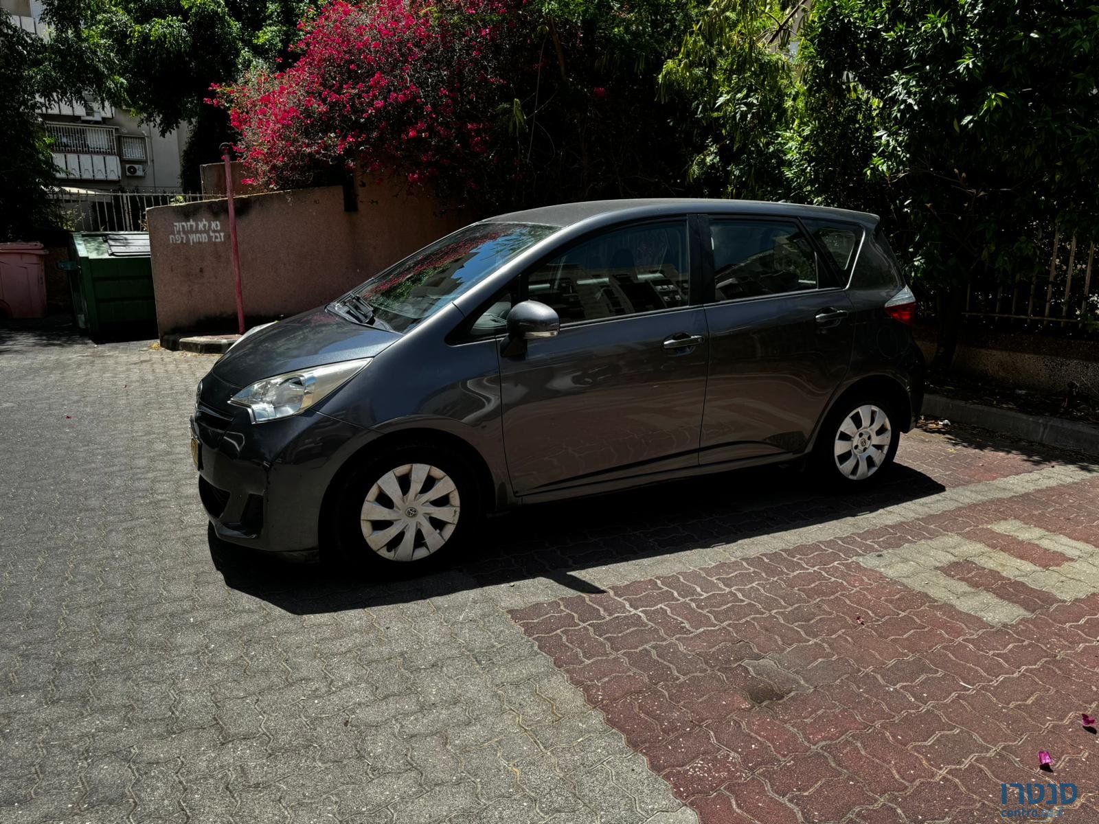 2012' Toyota Yaris Verso photo #5