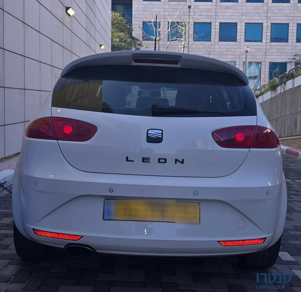 2011' SEAT Leon photo #5