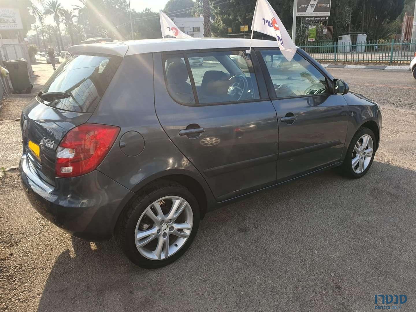 2010' Skoda Fabia סקודה פאביה photo #2