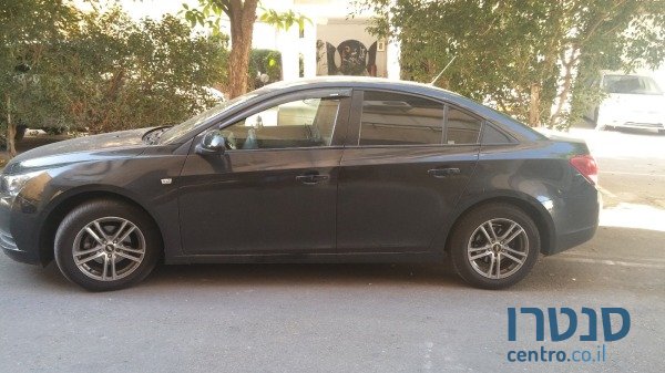 2011' Chevrolet Cruze photo #2