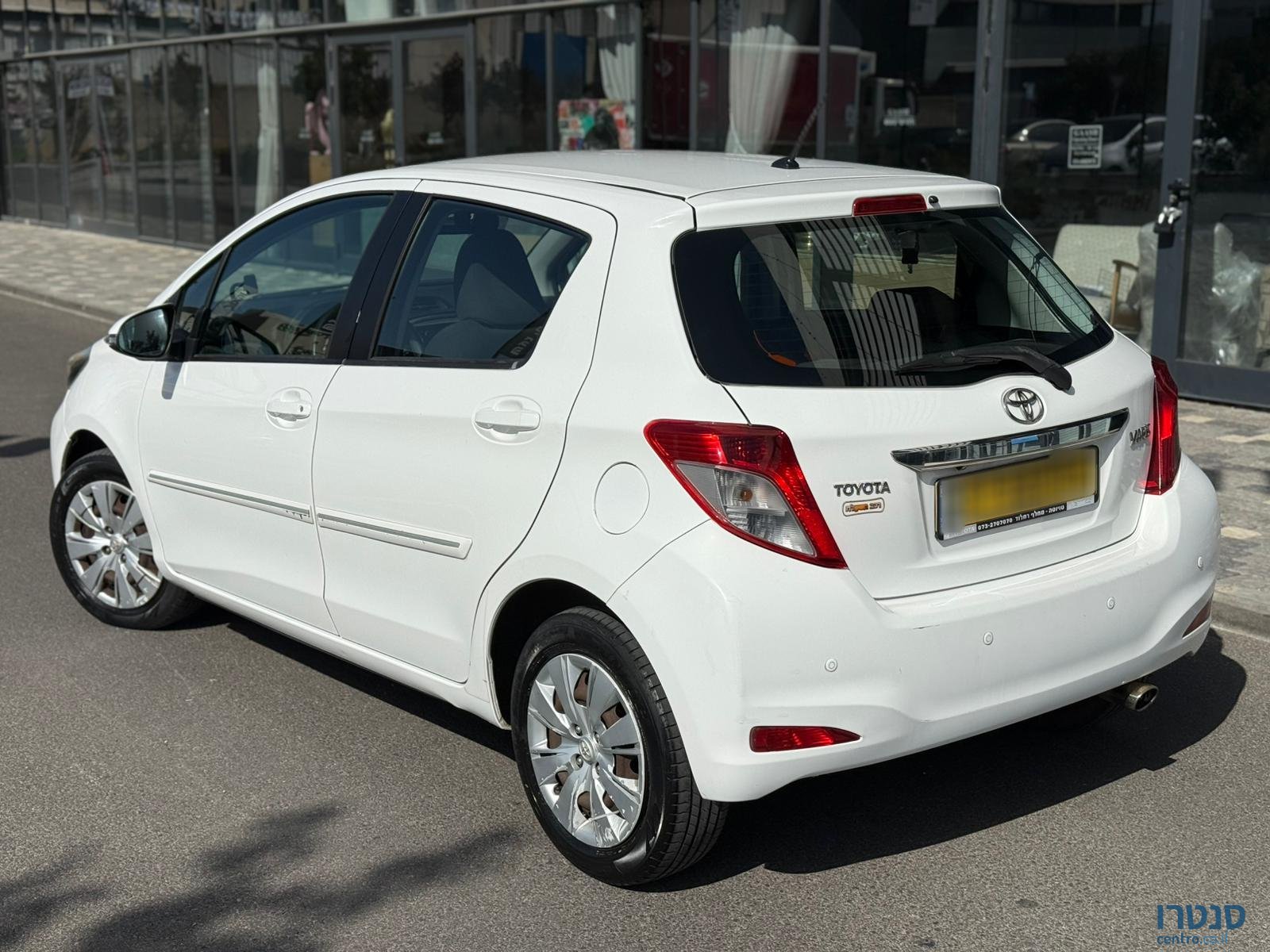 2015' Toyota Yaris photo #2