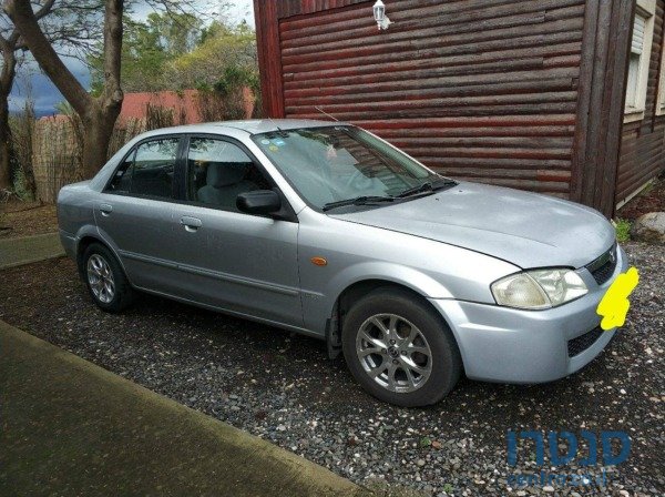 2001' Mazda 323 photo #1